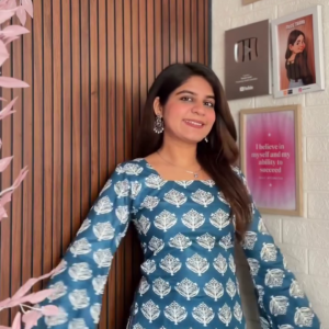 💙 Everyday Chic – Printed Top with Denim Vibe